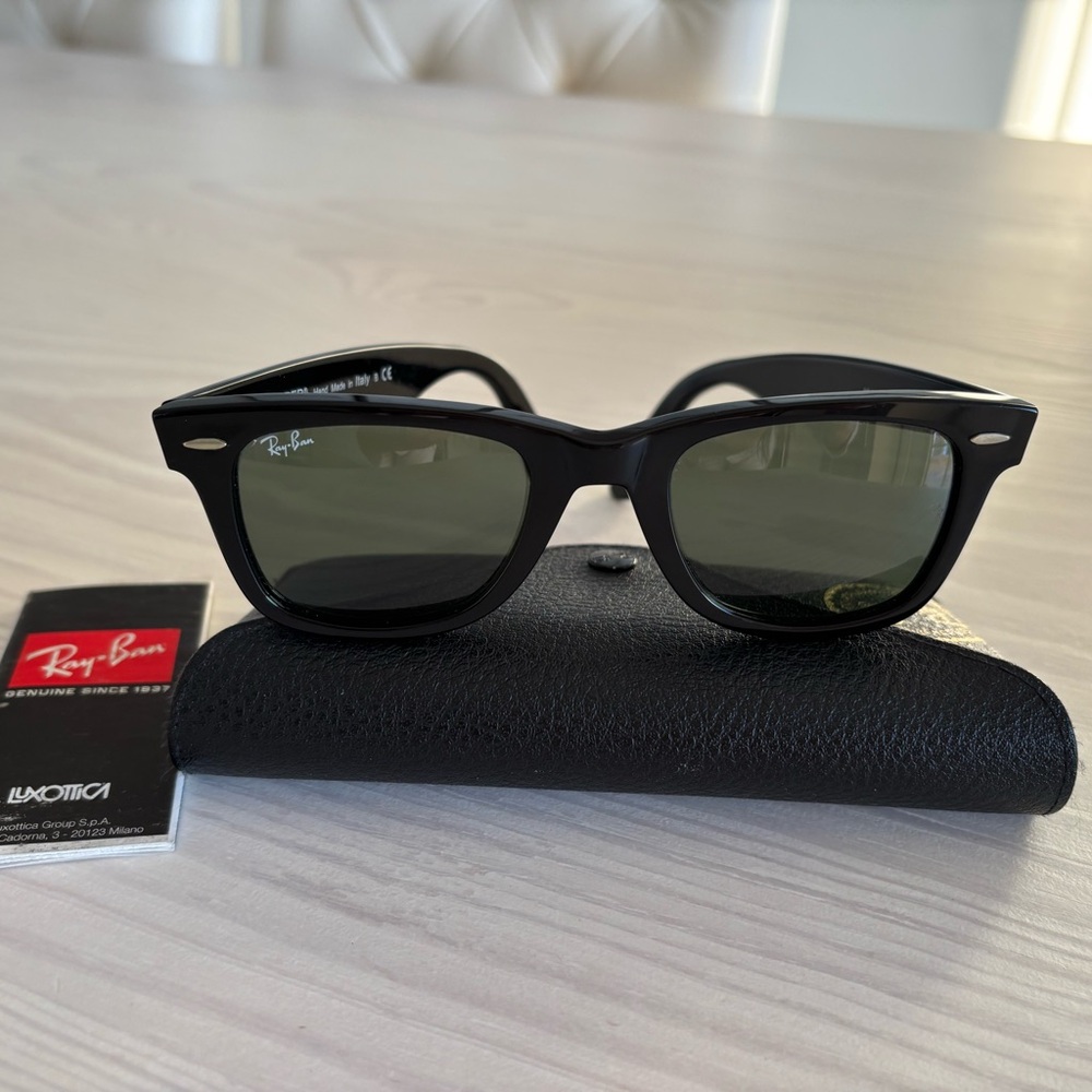 Ray-Ban Wayfarer Sunglasses in Black